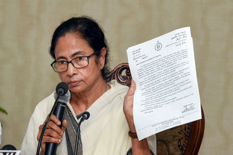 Howrah: West Bengal Chief Minister Mamata Banerjee interacts with media over the ongoing doctor's st Howrah: West Bengal Chief Minister Mamata Banerjee interacts with media over the ongoing doctor's st- India TV Hindi