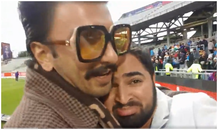 Ranveer singh hug pakistani fan Ranveer singh hug pakistani fan- India TV Hindi