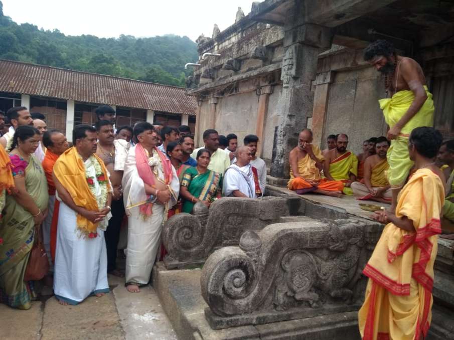 Karnataka Ministers visiting temples to pray for rain Karnataka Ministers visiting temples to pray for rain- India TV Hindi