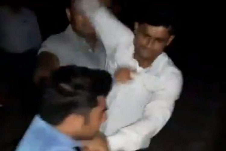 GRP SHO and constable suspended for thrashing and allegedly urinating on journalist GRP SHO and constable suspended for thrashing and allegedly urinating on journalist- India TV Hindi