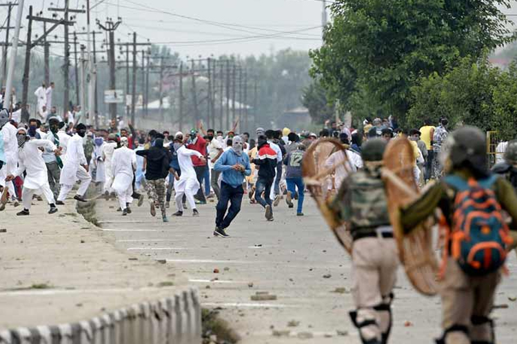 ईद की नमाज के बाद श्रीनगर में पत्थरबाजी, प्रदर्शनकारियों-सुरक्षा बलों के बीच झड़प ईद की नमाज के बाद श्रीनगर में पत्थरबाजी, प्रदर्शनकारियों-सुरक्षा बलों के बीच झड़प- India TV Hindi