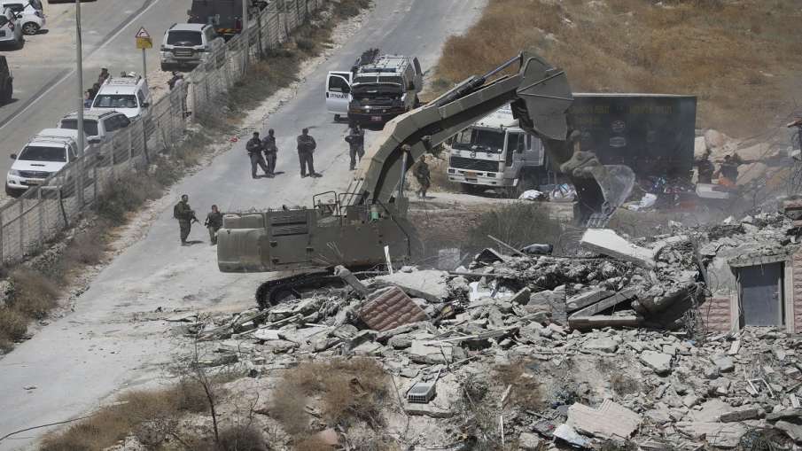 Israeli forces destroy a building in a Palestinian... Israeli forces destroy a building in a Palestinian...- India TV Hindi