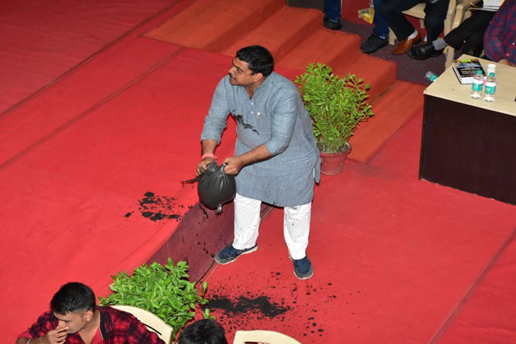 Corporator dumps sludge in the House as a mark of protest against Municipal Corporation Corporator dumps sludge in the House as a mark of protest against Municipal Corporation- India TV Hindi