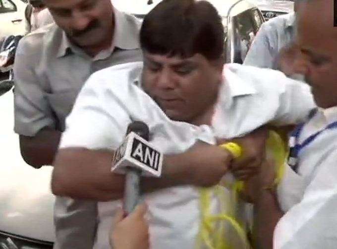 Congress worker attempted suicide by trying to hang himself outside Congress Office Congress worker attempted suicide by trying to hang himself outside Congress Office- India TV Hindi