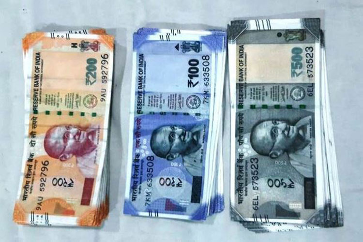 Two arrested for smuggling fake currency notes near Rajasthan border area Two arrested for smuggling fake currency notes near Rajasthan border area- India TV Hindi