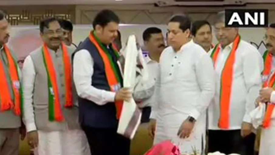 इस्तीफे के एक दिन बाद कांग्रेस-एनसीपी के विधायकों ने थामा भाजपा का दामन इस्तीफे के एक दिन बाद कांग्रेस-एनसीपी के विधायकों ने थामा भाजपा का दामन- India TV Hindi