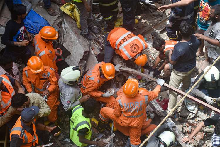 डोंगरी इमारत हादसे में रेस्क्यू ऑपरेशन जारी, 12 लोगों की मौत डोंगरी इमारत हादसे में रेस्क्यू ऑपरेशन जारी, 12 लोगों की मौत- India TV Hindi