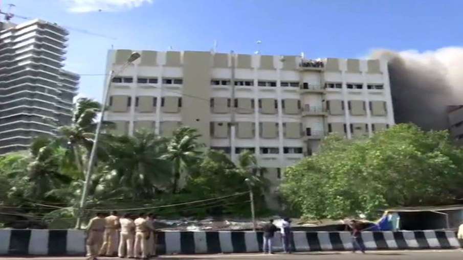 Fire breaks out in MTNL building at Bandra Fire breaks out in MTNL building at Bandra- India TV Hindi