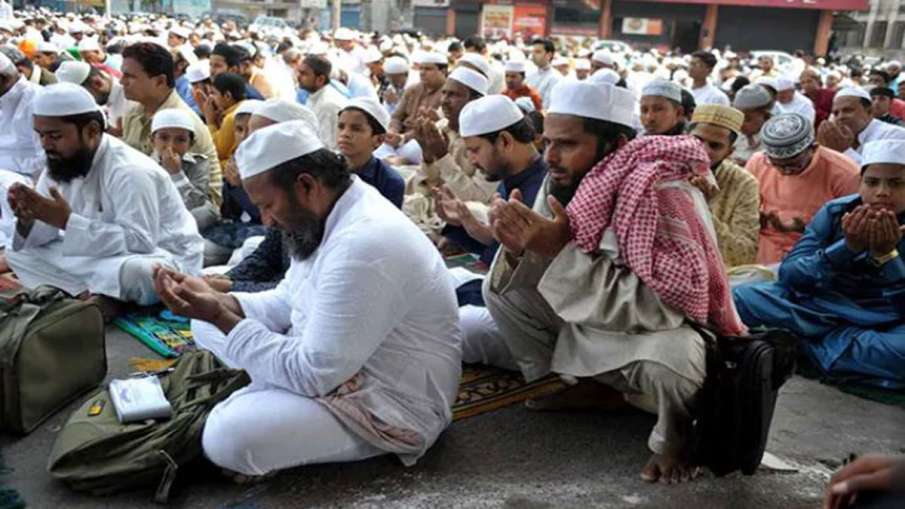 उत्तर प्रदेश में सड़क पर 'नमाज' का 'हनुमान चालीसा' का पाठ कर किया विरोध उत्तर प्रदेश में सड़क पर 'नमाज' का 'हनुमान चालीसा' का पाठ कर किया विरोध- India TV Hindi