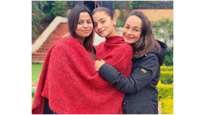 Alia bhatt with soni razdan and shaheen bhatt Alia bhatt with soni razdan and shaheen bhatt- India TV Hindi