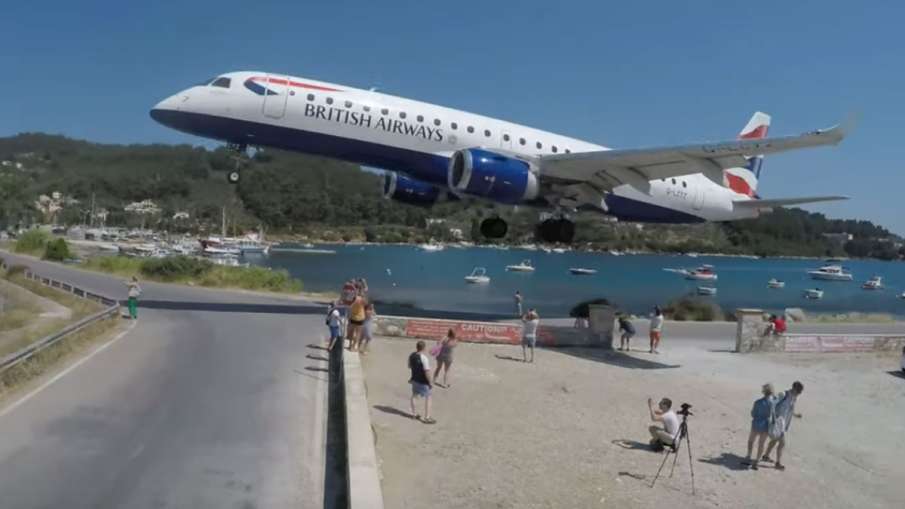 British Airways jet terrifies tourists while landing at Skiathos airport in Greece | Cargospotter Vi British Airways jet terrifies tourists while landing at Skiathos airport in Greece | Cargospotter Vi- India TV Hindi