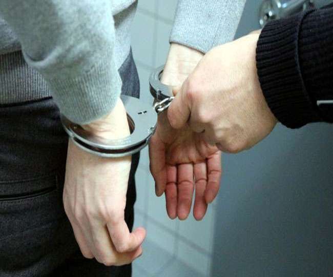 two people were arrested for fudge
two people were arrested for fudge
- India TV Hindi