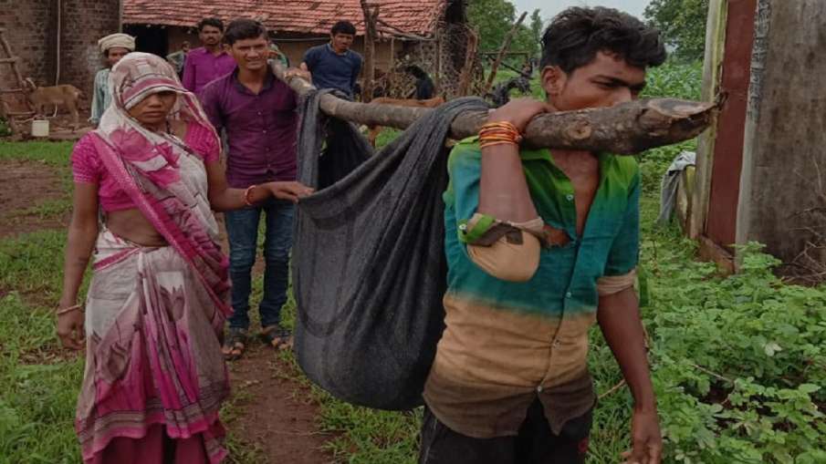 प्रसूता को 3 किलोमीटर तक कंधे पर टांगकर ले गए परिजन प्रसूता को 3 किलोमीटर तक कंधे पर टांगकर ले गए परिजन- India TV Hindi