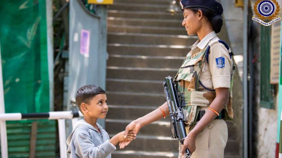 Photo of Kashmiri boy shaking hands with CRPF personnel wins hearts | Twitter Photo of Kashmiri boy shaking hands with CRPF personnel wins hearts | Twitter- India TV Hindi