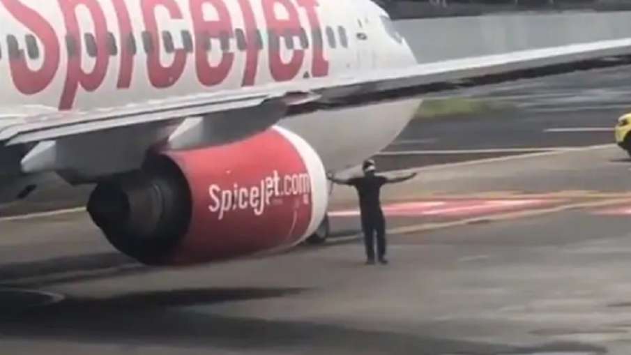 Man scales Mumbai airport wall and walks up to plane, arrested by CISF Man scales Mumbai airport wall and walks up to plane, arrested by CISF- India TV Hindi