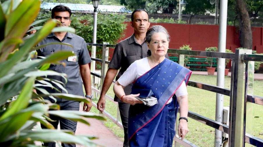 CWC बैठक से निकले सोनिया-राहुल, कहा-हम दोनों अध्यक्ष के चयन की प्रक्रिया में शामिल नहीं हो सकते CWC बैठक से निकले सोनिया-राहुल, कहा-हम दोनों अध्यक्ष के चयन की प्रक्रिया में शामिल नहीं हो सकते- India TV Hindi