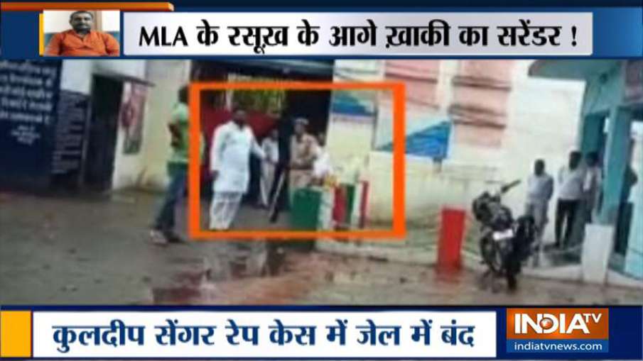 जेल में भी चलता है उन्नाव रेप कांड के आरोपी कुलदीप सिंह सेंगर का राज, वीडियो वायरल जेल में भी चलता है उन्नाव रेप कांड के आरोपी कुलदीप सिंह सेंगर का राज, वीडियो वायरल- India TV Hindi