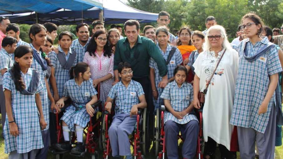 'दबंग 3' के सेट पर सलमान... 'दबंग 3' के सेट पर सलमान...- India TV Hindi