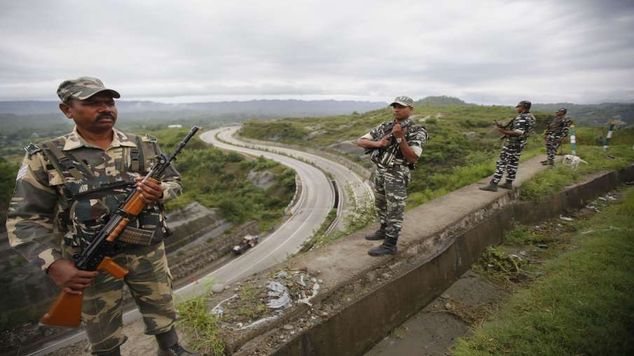 CRPF personnel stand guard on Jammu-Srinagar national... CRPF personnel stand guard on Jammu-Srinagar national...- India TV Hindi