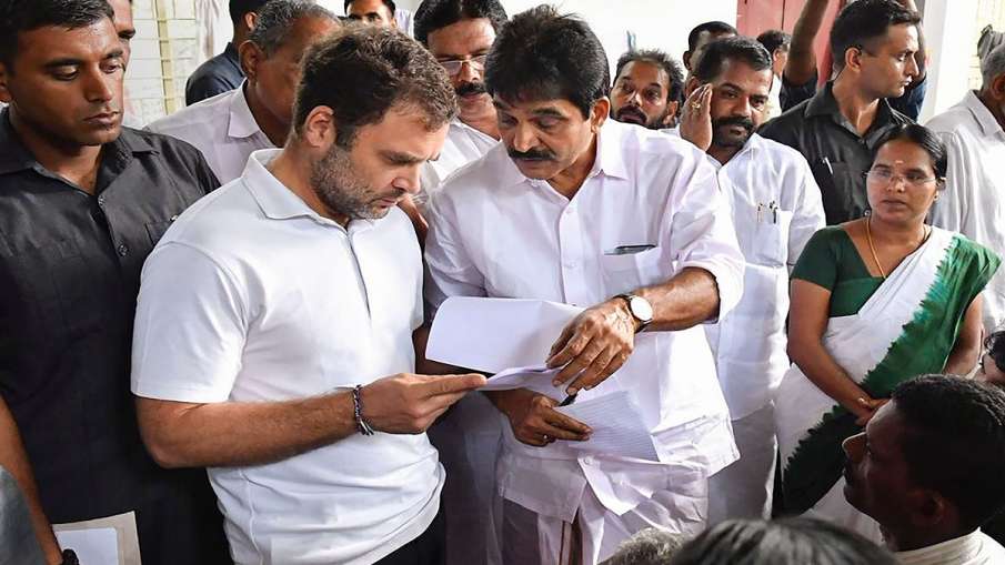 Former Congress president Rahul Gandhi visits a flood... Former Congress president Rahul Gandhi visits a flood...- India TV Hindi