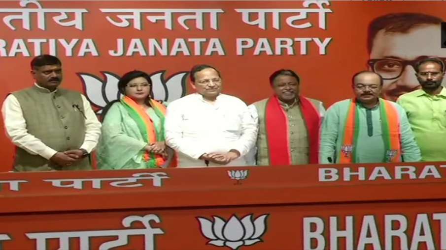 Delhi: TMC MLA Sovan Chatterjee joins Bharatiya Janata Party in presence of BJP leader Mukul Roy Delhi: TMC MLA Sovan Chatterjee joins Bharatiya Janata Party in presence of BJP leader Mukul Roy- India TV Hindi
