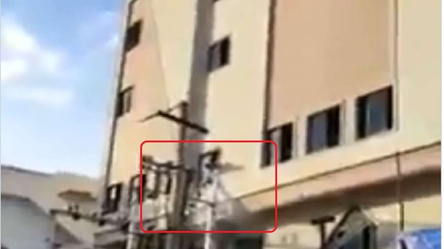 साहो का पोस्टर लगा रहे प्रभास के फैन को लगा बिजली का झटका साहो का पोस्टर लगा रहे प्रभास के फैन को लगा बिजली का झटका- India TV Hindi