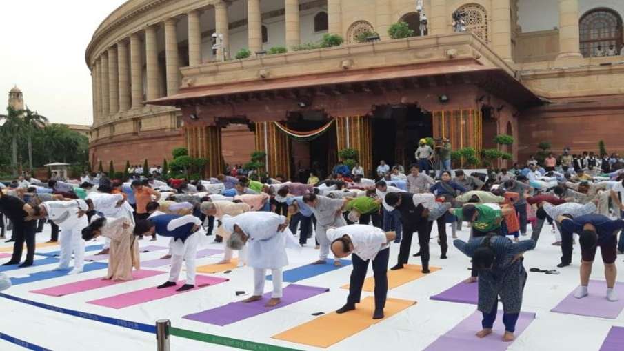 Members of parliament and officials of Lok Sabha, take... Members of parliament and officials of Lok Sabha, take...- India TV Hindi