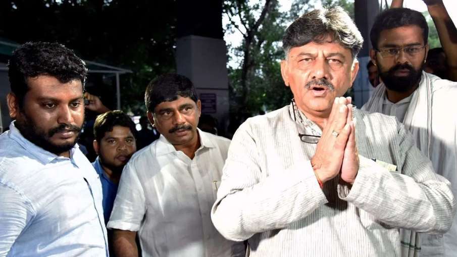 शिवकुमार की गिरफ्तारी के विरोध में कर्नाटक में कांग्रेस का प्रदर्शन, टायर जलाकर रोड किया जाम शिवकुमार की गिरफ्तारी के विरोध में कर्नाटक में कांग्रेस का प्रदर्शन, टायर जलाकर रोड किया जाम- India TV Hindi