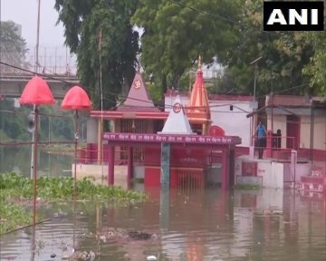 Flood in Prayagraj and Varanasi Flood in Prayagraj and Varanasi - India TV Hindi