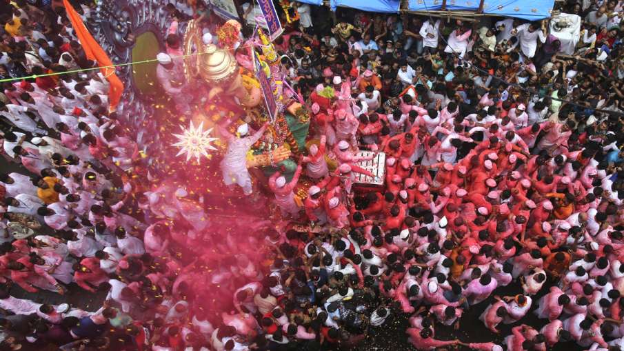 More than 38000 Ganpati idols immersed at 129 spots in Mumbai More than 38000 Ganpati idols immersed at 129 spots in Mumbai- India TV Hindi