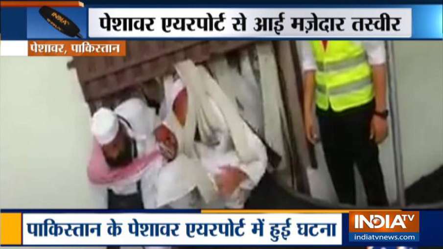 जब पाकिस्तान एयरपोर्ट पर एक्सरे मशीन से सामान की जगह निकलने लगे लोग..... जब पाकिस्तान एयरपोर्ट पर एक्सरे मशीन से सामान की जगह निकलने लगे लोग.....- India TV Hindi