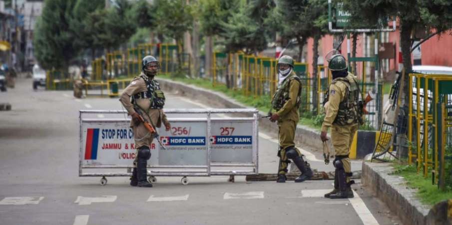 कश्मीर में जनजीवन प्रभावित, श्रीनगर के कुछ हिस्सों में नई पाबंदियां लगाई गईं कश्मीर में जनजीवन प्रभावित, श्रीनगर के कुछ हिस्सों में नई पाबंदियां लगाई गईं- India TV Hindi
