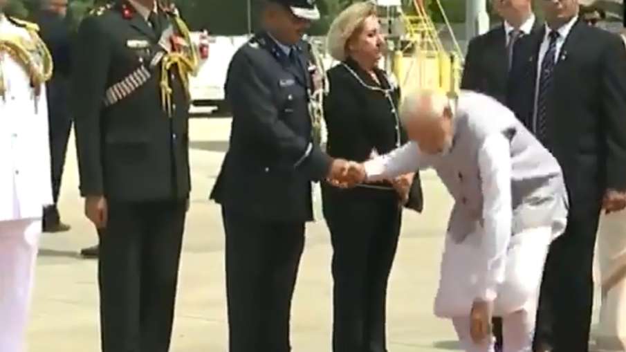 Narendra Modi's gesture at Houston airport highlights sense of humility | ANI Narendra Modi's gesture at Houston airport highlights sense of humility | ANI- India TV Hindi