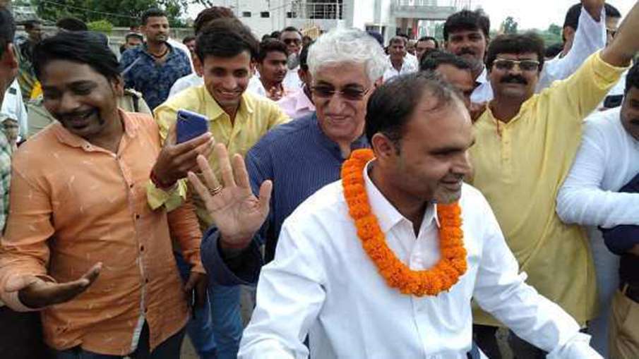 बिना हेलमेट स्कूटर पर मंत्री को बिठाया, भरना पड़ा चालान बिना हेलमेट स्कूटर पर मंत्री को बिठाया, भरना पड़ा चालान- India TV Hindi