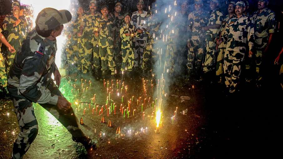 Border Security Force (BSF) soldiers light candles during Diwali celebrations near the international Border Security Force (BSF) soldiers light candles during Diwali celebrations near the international- India TV Hindi