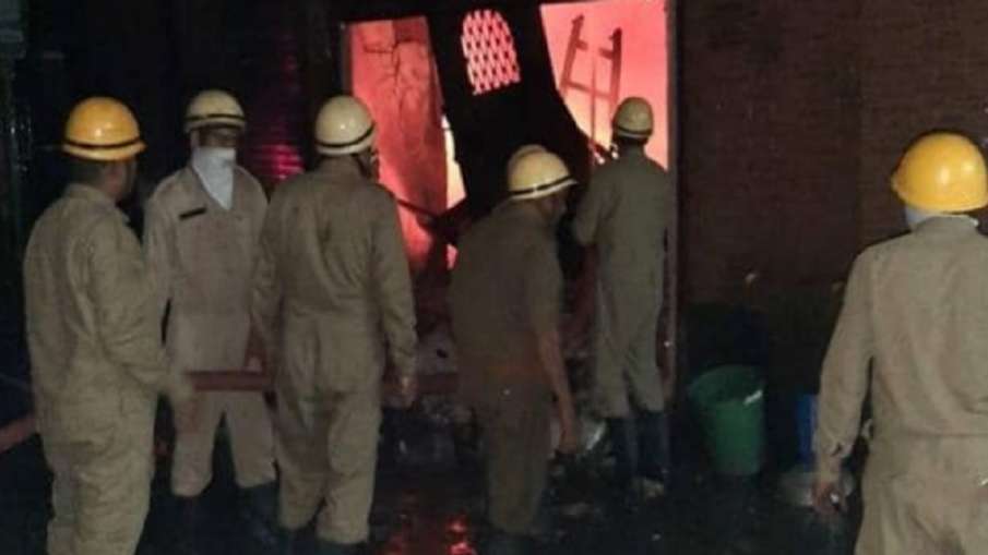 Fire breaks out in tent house in Darya ganj of Delhi Fire breaks out in tent house in Darya ganj of Delhi- India TV Hindi