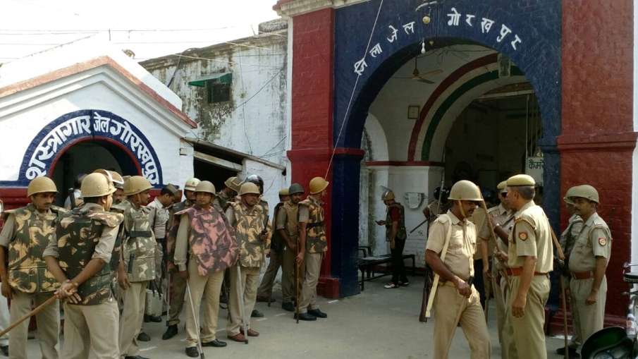 गोरखपुर जेल में कैदियों का हंगामा, पुलिस पर पथराव, डिप्टी जेलर समेत कई को पीटा गोरखपुर जेल में कैदियों का हंगामा, पुलिस पर पथराव, डिप्टी जेलर समेत कई को पीटा- India TV Hindi
