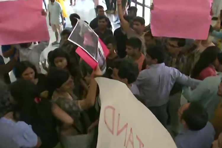 Scuffle breaks out between All India Students... Scuffle breaks out between All India Students...- India TV Hindi