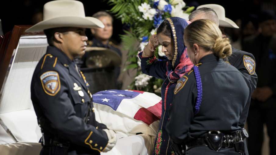 Thousands mourn slain HCSO Sikh Deputy Sandeep Dhaliwal Thousands mourn slain HCSO Sikh Deputy Sandeep Dhaliwal- India TV Hindi