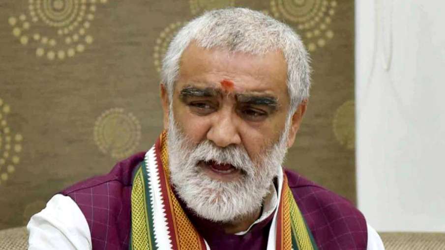 Ashwini choubey faces ink attack at Patna Medical College and Hospital Ashwini choubey faces ink attack at Patna Medical College and Hospital- India TV Hindi