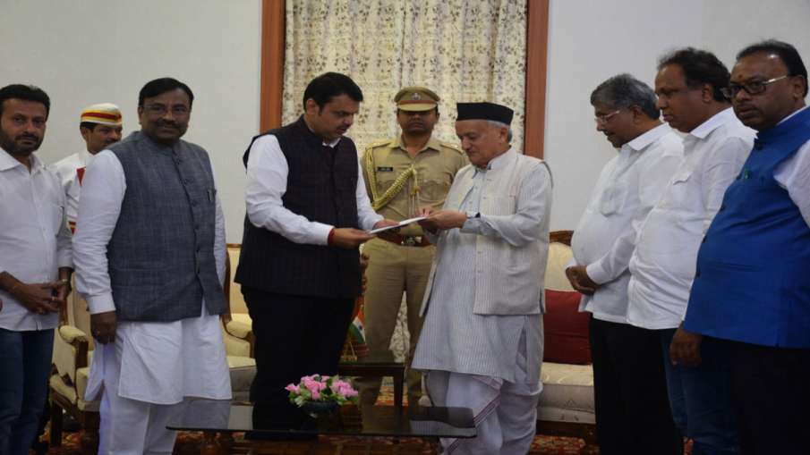 Devendra Fadnavis resigns as Maharashtra Chief Minister with Council of Ministers Devendra Fadnavis resigns as Maharashtra Chief Minister with Council of Ministers- India TV Hindi