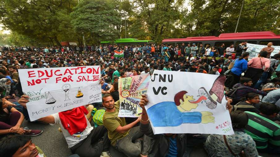 जेएनयू में जारी है फीस पर फसाद, पुलिस ने की एफआईआर, वीसी पहुंचे हाईकोर्ट जेएनयू में जारी है फीस पर फसाद, पुलिस ने की एफआईआर, वीसी पहुंचे हाईकोर्ट- India TV Hindi