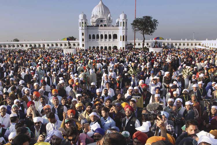 Sikh pilgrims visit the shrine of their spiritual leader... Sikh pilgrims visit the shrine of their spiritual leader...- India TV Hindi