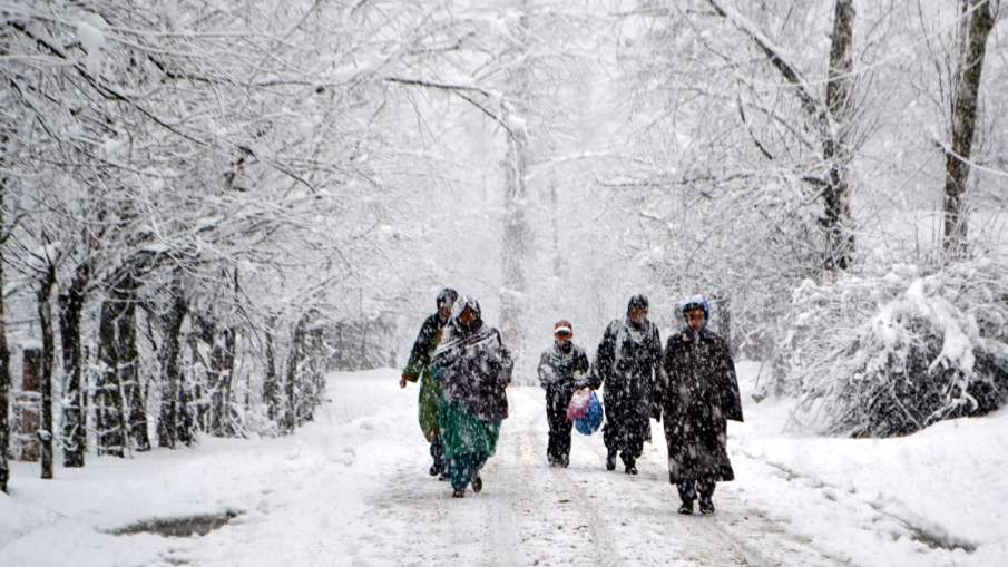 कश्मीर में सीज़न का पहली बर्फबारी के साथ सर्दियों का आगमन, सैलानियों की मस्ती कश्मीर में सीज़न का पहली बर्फबारी के साथ सर्दियों का आगमन, सैलानियों की मस्ती- India TV Hindi