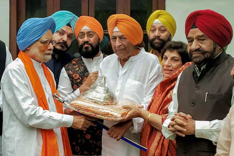 'Chhatra', 'rumala 'for Kartarpur Sahib handed over to... 'Chhatra', 'rumala 'for Kartarpur Sahib handed over to...- India TV Hindi