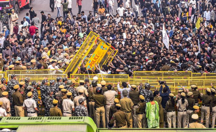Jawaharlal Nehru University students clash with police... Jawaharlal Nehru University students clash with police...- India TV Hindi