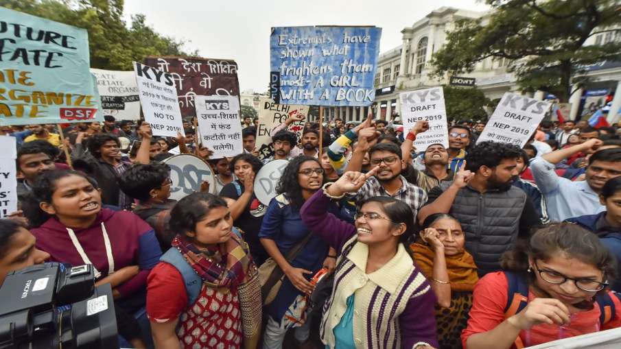 JNU students demonstrated in front of HRD minister JNU students demonstrated in front of HRD minister- India TV Hindi