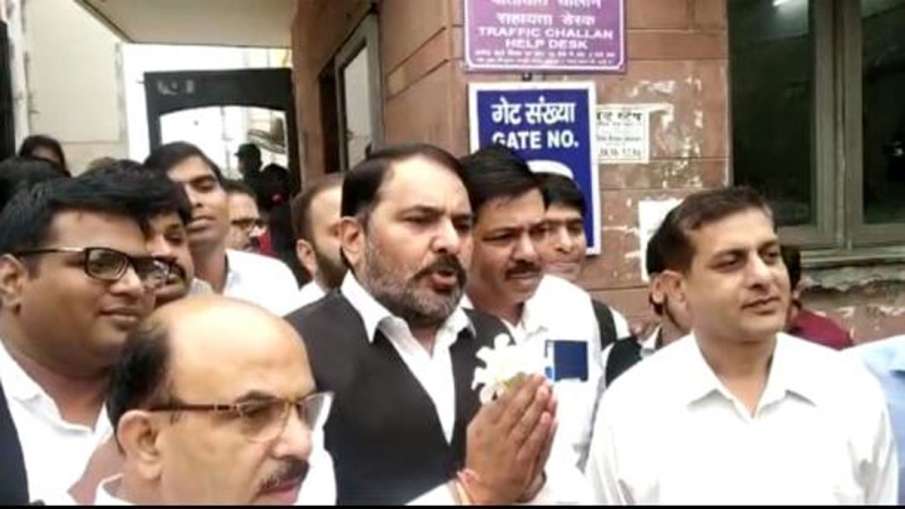Lawyers distributes flowers to peoples in Saket Court complex Lawyers distributes flowers to peoples in Saket Court complex- India TV Hindi