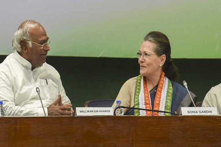 mallikarjun kharge and sonia gandhi mallikarjun kharge and sonia gandhi- India TV Hindi