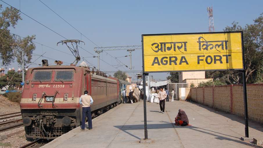 महिला सुरक्षा के लिए ट्रेनों में भी होगा एंटी रोमियो स्क्वोड महिला सुरक्षा के लिए ट्रेनों में भी होगा एंटी रोमियो स्क्वोड- India TV Hindi